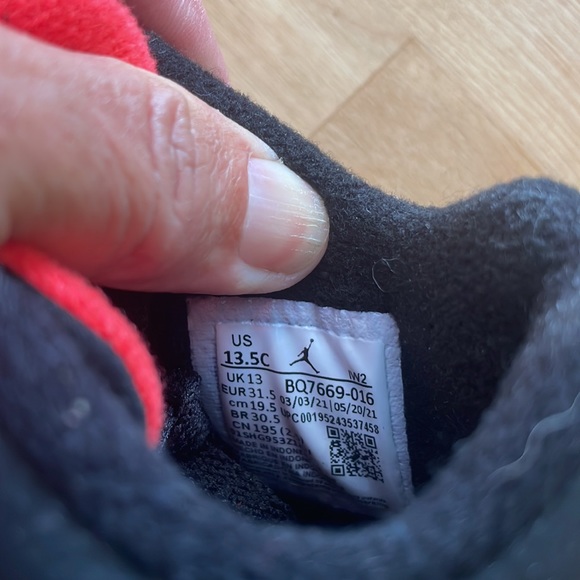 Jordan four retros kids size 13 1/2 black and red - Picture 9 of 9